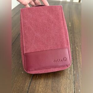 Della Q needle case  pouch
